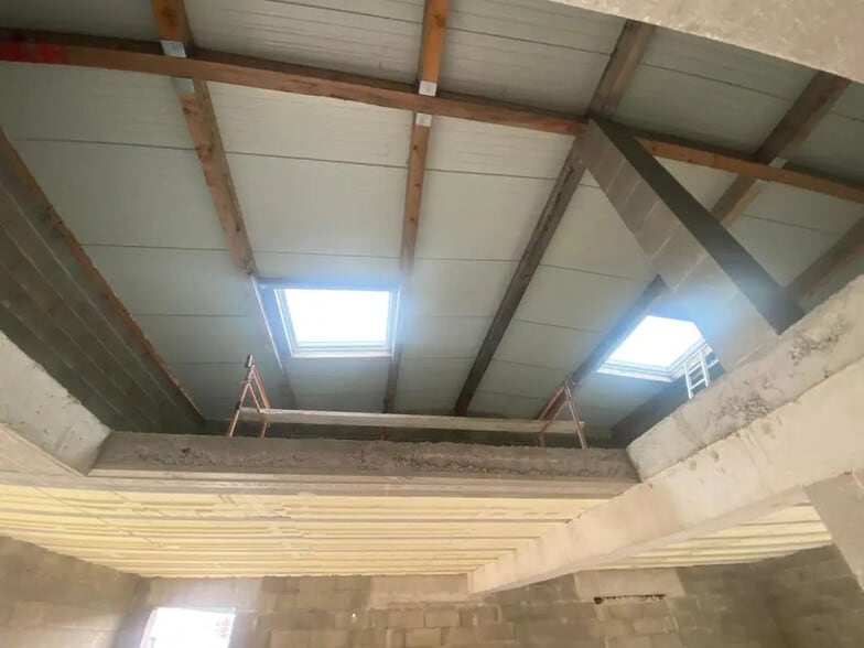 Local d'activités dans Saint-Mitre-les-Remparts à vendre - Photo intérieure – Image 3 sur 4