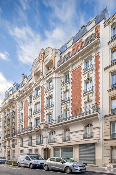 Immeuble residentiel dans Paris à vendre - Photo de l’immeuble – Image 2 sur 4