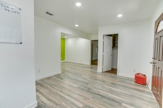 9107 Irvington Blvd, Houston, TX à louer Photo de l’immeuble– Image 1 sur 18