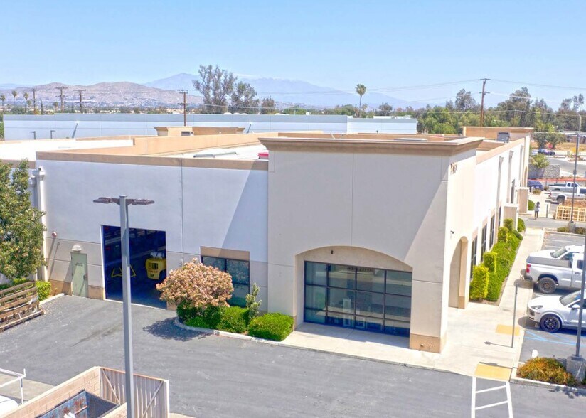 7193 Old 215 Frontage Rd, Moreno Valley, CA à louer - Photo de l’immeuble – Image 2 sur 3