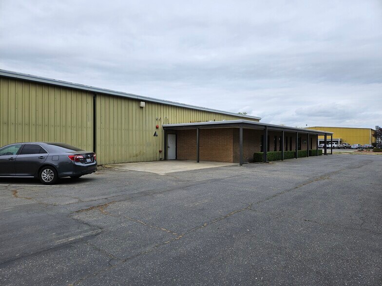 2170 Wardrobe Ave, Merced, CA à vendre - Photo de l’immeuble – Image 3 sur 7