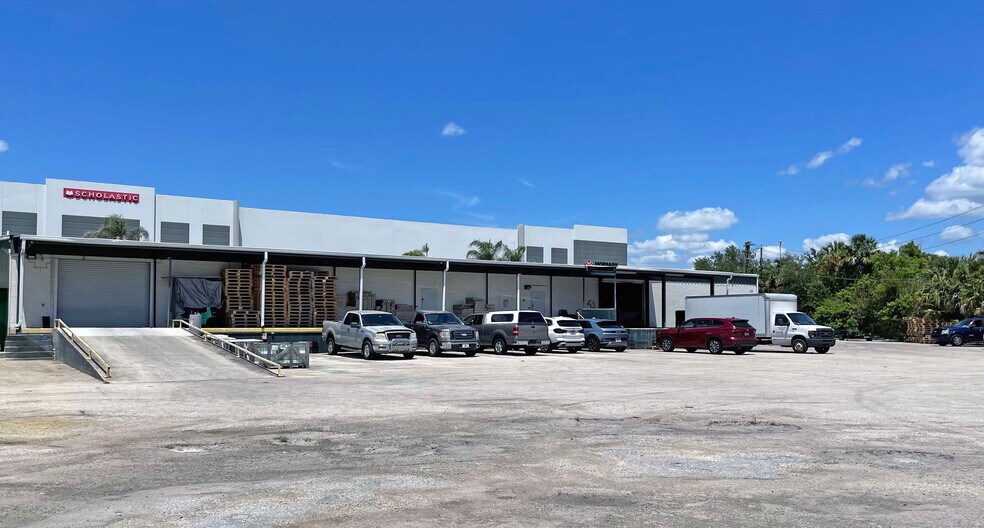 325 Rand Yard Rd, Sanford, FL à vendre - Photo de l’immeuble – Image 1 sur 3