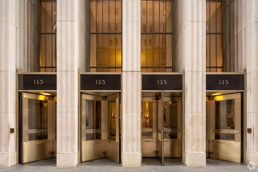135 S LaSalle St, Chicago, IL à louer - Photo de l’immeuble – Image 3 sur 17