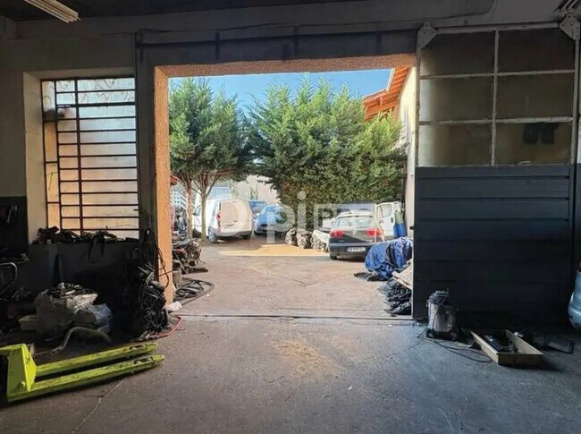 Plus de détails pour Local d’activités à vendre