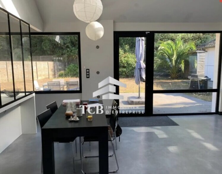 Local commercial dans Saint-Étienne-de-Montluc à vendre - Photo intérieure – Image 2 sur 4