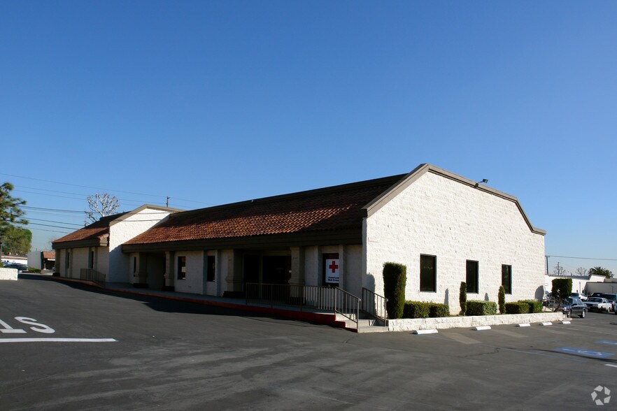 867-921 E Cypress St, Covina, CA à louer - Photo de l’immeuble – Image 1 sur 13