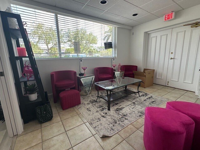 1854 Trade Center Way, Naples, FL à louer - Photo intérieure – Image 2 sur 10