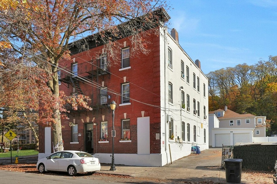 141 Ferris Ave, White Plains, NY à vendre - Photo de l’immeuble – Image 3 sur 9