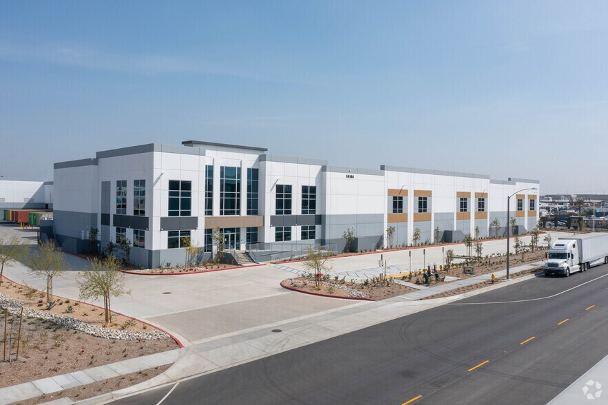 14144 Santa Ana Ave, Fontana, CA à louer - Photo de l’immeuble – Image 2 sur 4