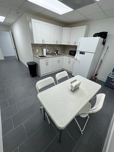 9302-9398 NW 101st St, Medley, FL à louer - Photo intérieure – Image 2 sur 6