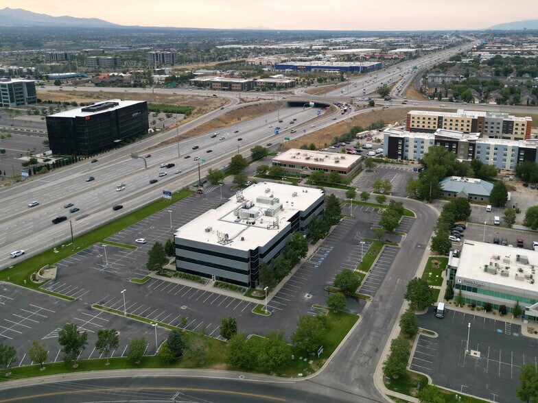 66 E Wadsworth Park Dr, Draper, UT à louer - Photo de l’immeuble – Image 3 sur 10