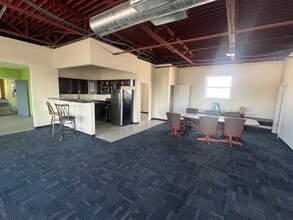 18222 Lanken Ave, Cleveland, OH à louer Photo intérieure– Image 1 sur 1