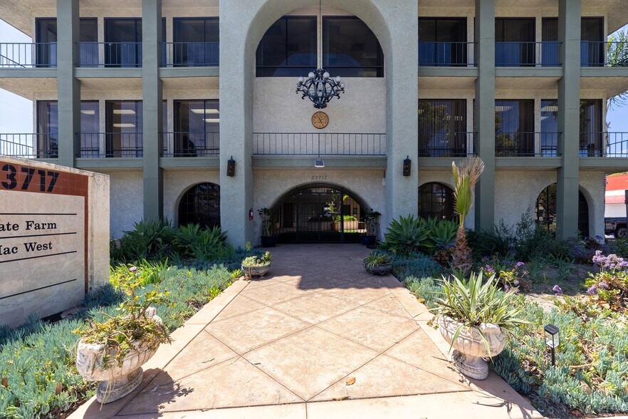 23717 Hawthorne Blvd, Torrance, CA à louer - Photo principale – Image 1 sur 23