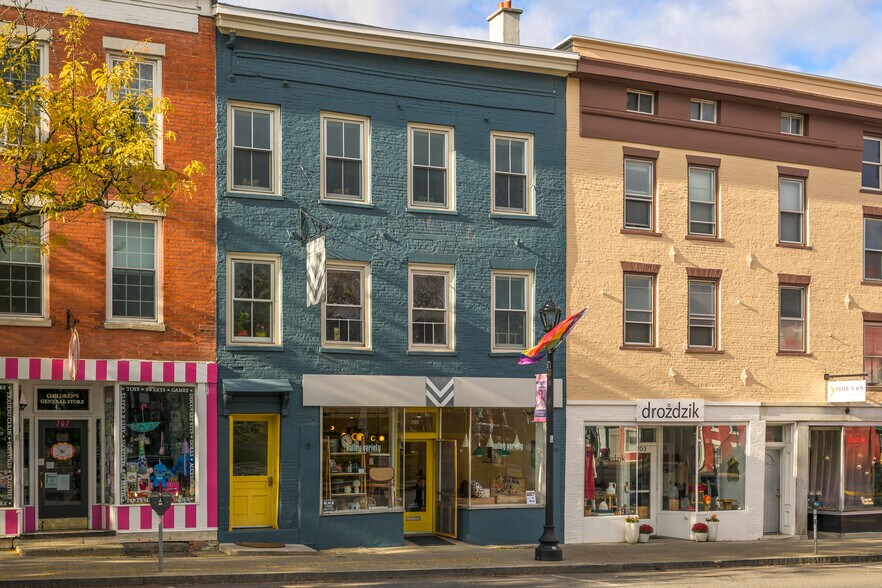 705 Warren St, Hudson, NY à vendre - Photo de l’immeuble – Image 1 sur 45