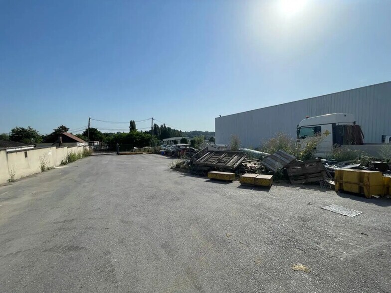 Local d’activités dans Linas à louer - Photo de l’immeuble – Image 2 sur 15