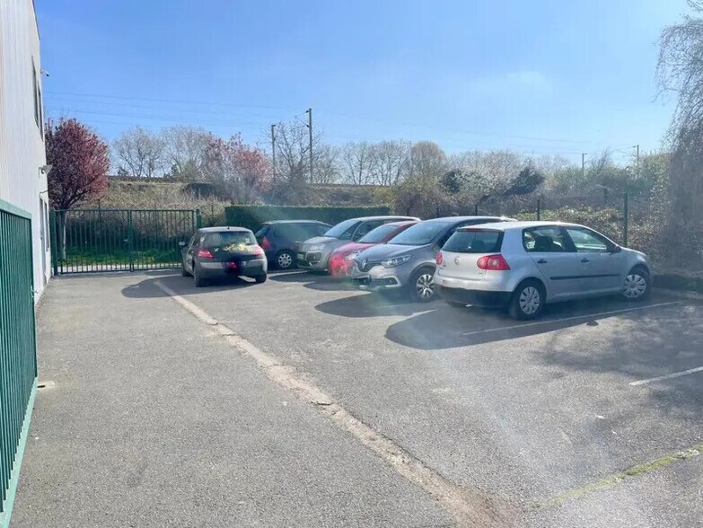 Local d’activités dans Argenteuil à louer - Photo de l’immeuble – Image 2 sur 7