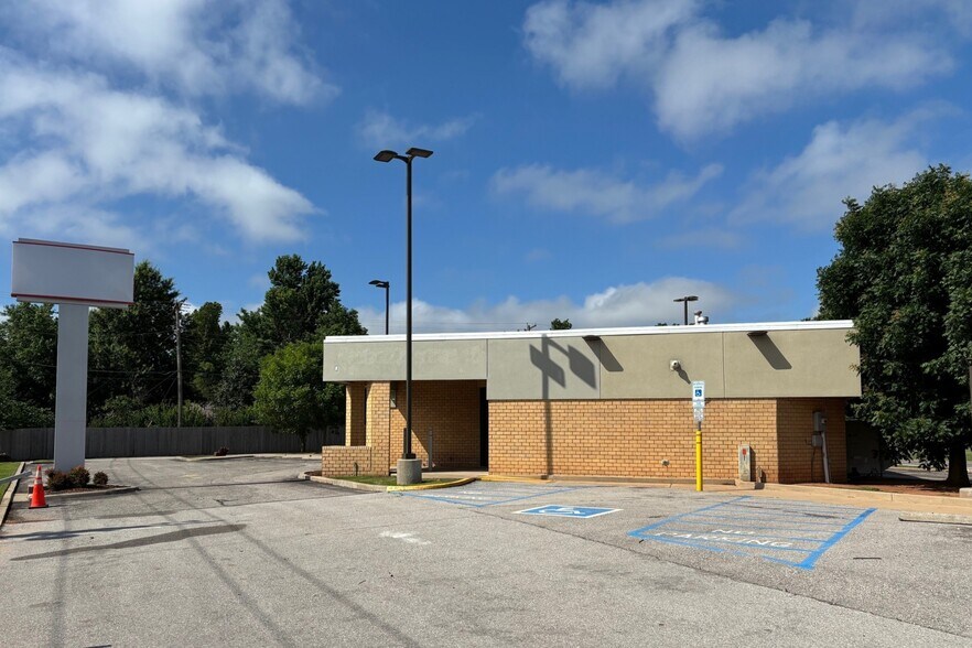 1330 S Cornwell Dr, Yukon, OK à vendre - Photo de l’immeuble – Image 1 sur 7