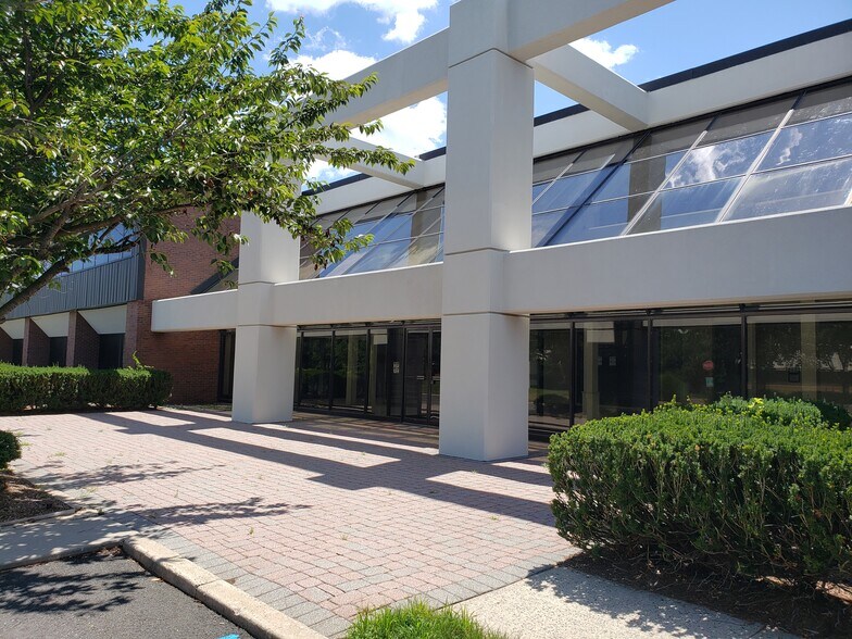 1 Riverview Dr, Somerset, NJ à vendre - Photo de l’immeuble – Image 1 sur 4