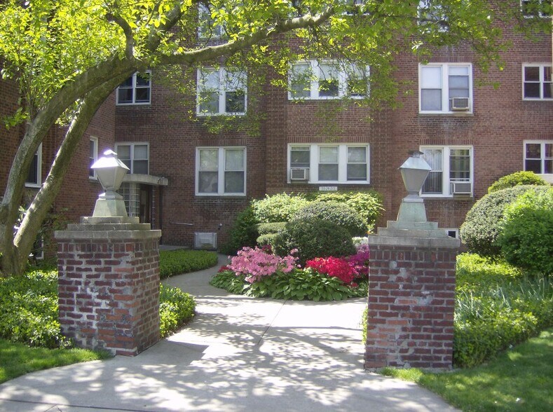 38-24 213th St, Bayside, NY à vendre - Photo de l’immeuble – Image 3 sur 8