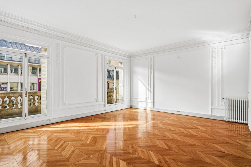 30 Rue La Boétie, Paris à louer - Photo de l’immeuble – Image 2 sur 11