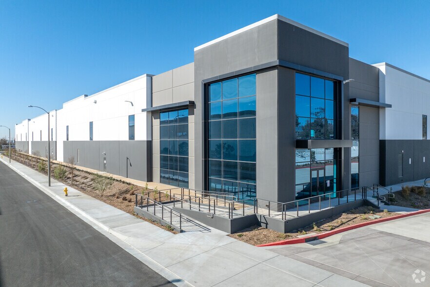 11179 Banana Ave, Fontana, CA à louer - Photo de l’immeuble – Image 2 sur 7