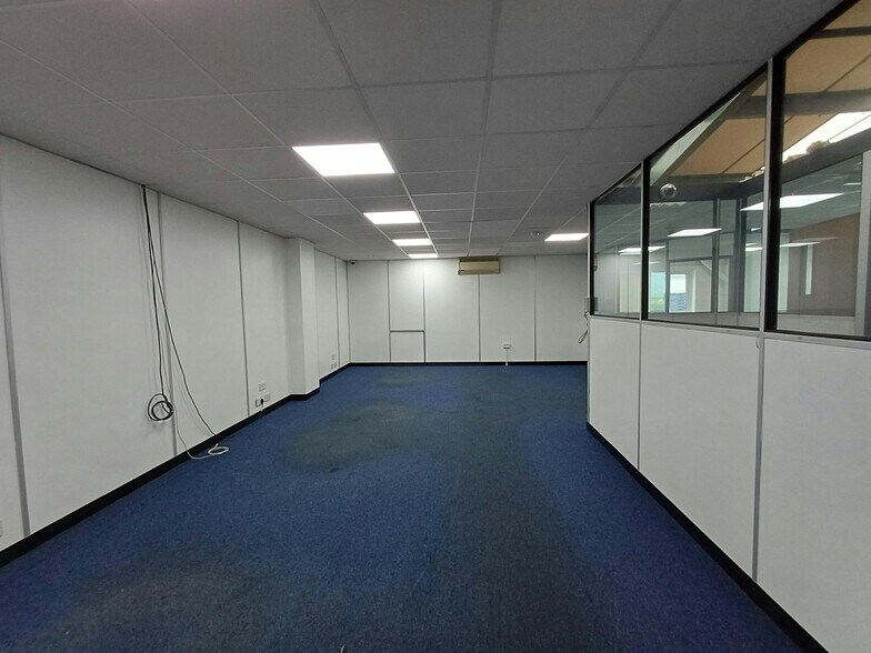 Rutherford Way, Crawley à louer - Photo de l’immeuble – Image 3 sur 8