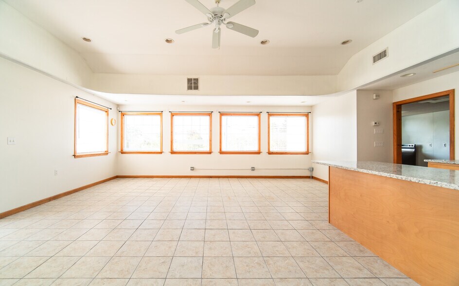 110 Coe Ave, Middletown, CT à vendre - Photo intérieure – Image 3 sur 7