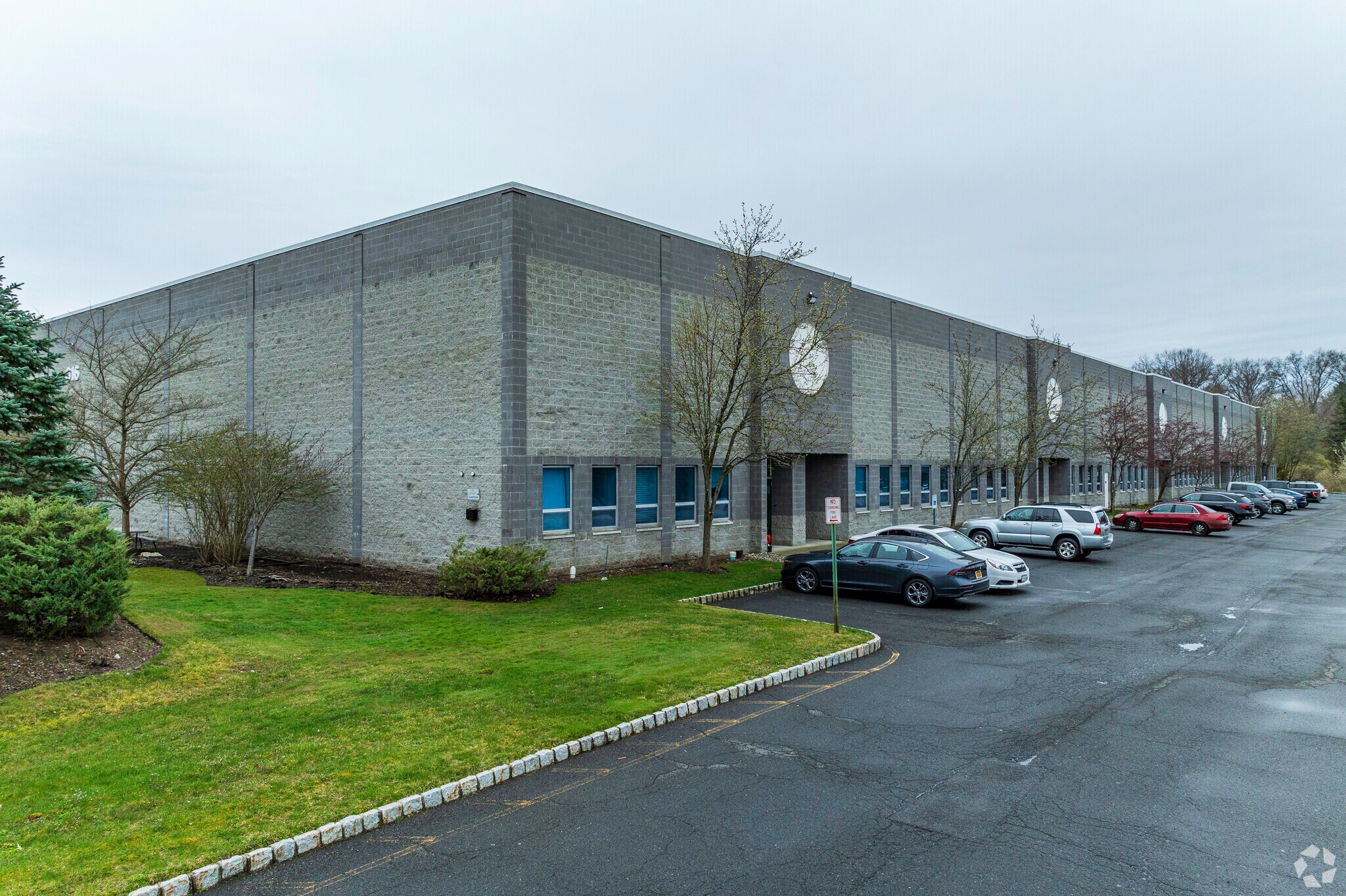 616 Corporate Way, Valley Cottage, NY à louer Photo principale– Image 1 sur 8