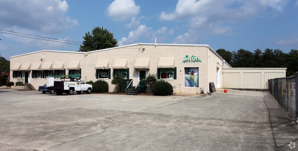 3702 Old Battleground Rd, Greensboro, NC à louer - Photo de l’immeuble – Image 2 sur 5