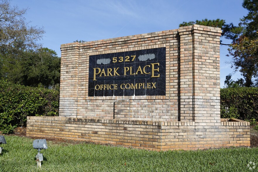 5327 Commercial Way, Spring Hill, FL à louer - Photo de l’immeuble – Image 3 sur 22