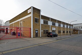 Plus de détails pour 11-15 Gibbins Rd, Londres - Industriel/Logistique à louer