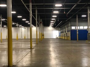 1717 W Harvester Rd, West Chicago, IL à louer Photo intérieure– Image 1 sur 3