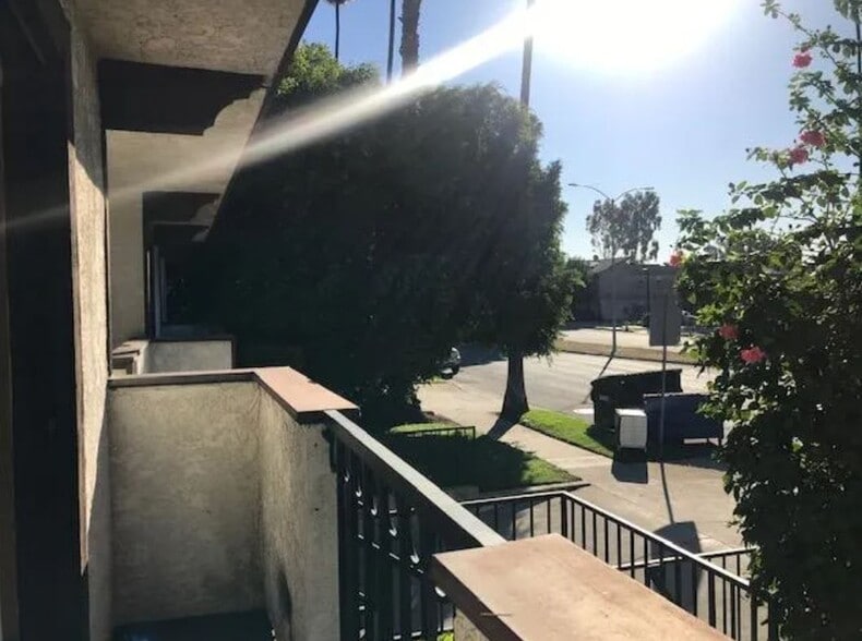16731 Sherman Way, Van Nuys, CA à vendre - Photo de l’immeuble – Image 3 sur 13