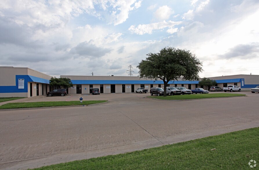 1420 Century Dr, Carrollton, TX à louer - Photo de l’immeuble – Image 1 sur 8