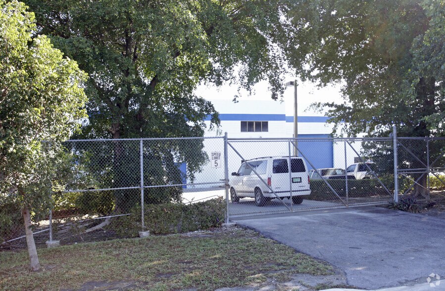 2779 NW 112th Ave, Doral, FL à louer - Photo de l’immeuble – Image 3 sur 3