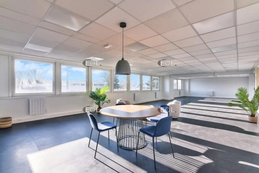 Bureau dans Aulnay-sous-Bois à louer - Photo de l’immeuble – Image 1 sur 20