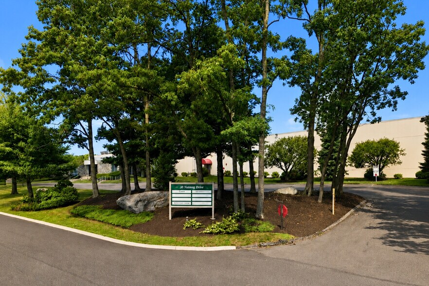 30 Nutmeg Dr, Trumbull, CT à louer - Photo de l’immeuble – Image 2 sur 13