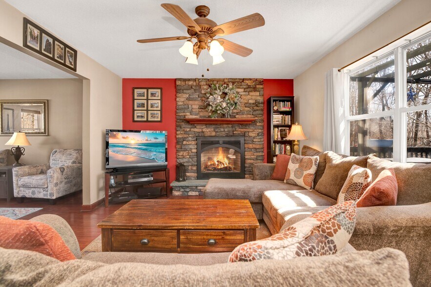 12 Beacon Hill Blvd, Wolcott, CT à vendre - Photo de l’immeuble – Image 3 sur 14