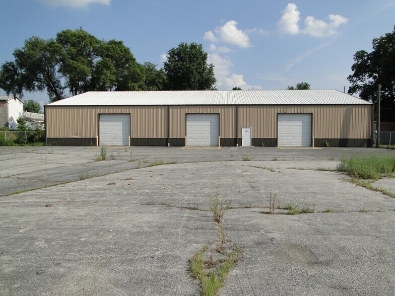 215 Clark Dr, East Alton, IL à louer - Photo de l’immeuble – Image 1 sur 9