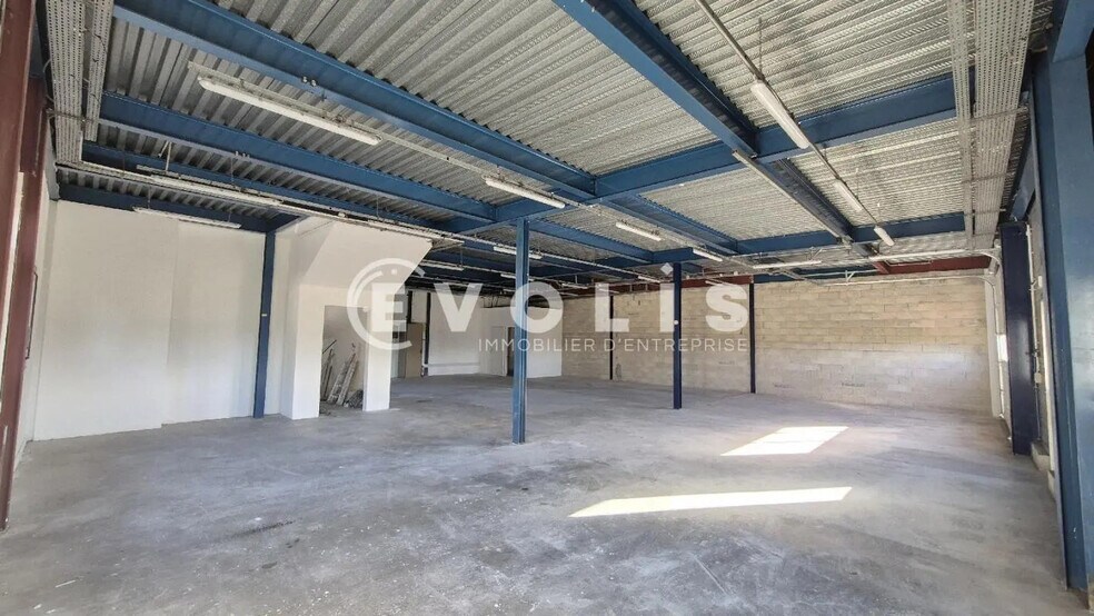 Local d’activités dans Chanteloup-en-Brie à louer - Photo de l’immeuble – Image 2 sur 13