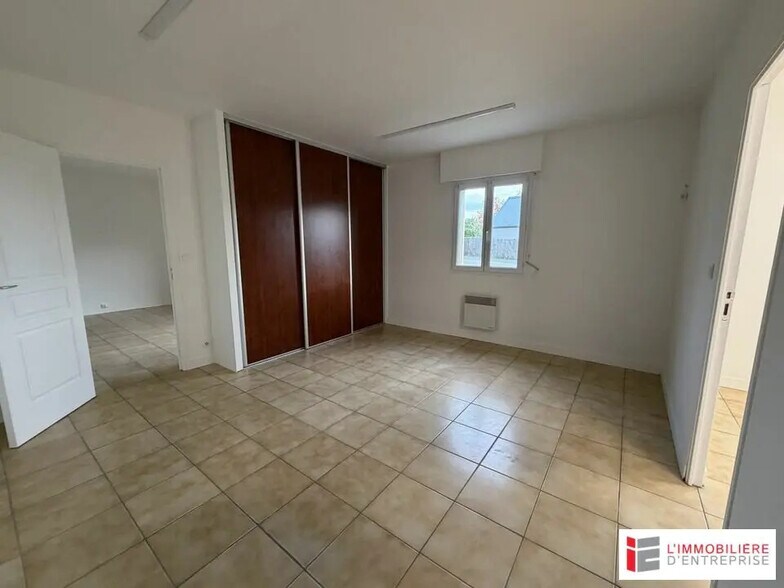 Local d'activités dans Saint-Coulomb à vendre - Photo intérieure – Image 2 sur 3