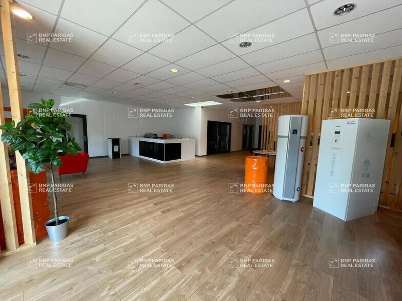 Local d’activités dans La Mézière à louer - Photo de l’immeuble – Image 2 sur 6