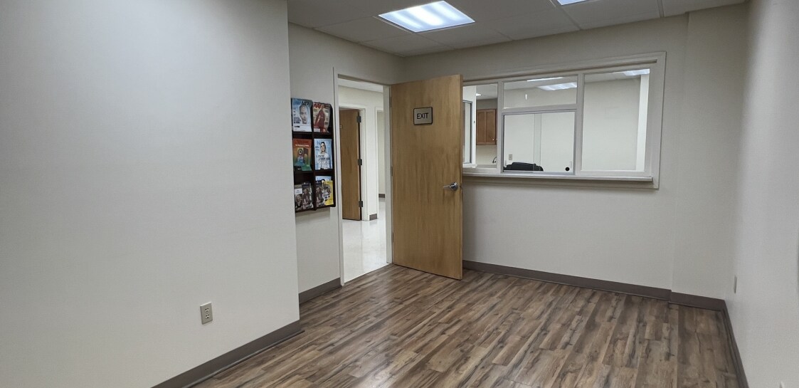 27 Hospital Ave, Danbury, CT 06810 - Lot 404 - - Photo intérieure - Image 2 of 7