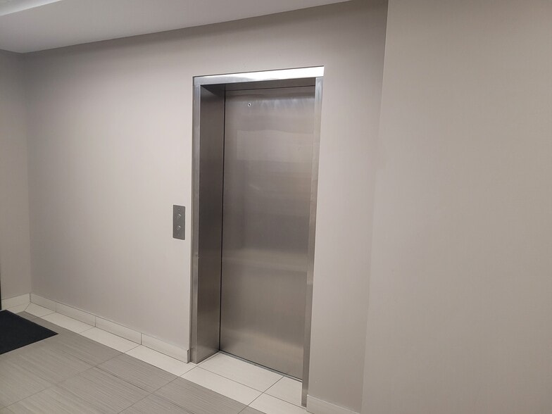 5151 Rue Jean-Talon E, Saint-leonard, QC à louer - Photo intérieure – Image 2 sur 8