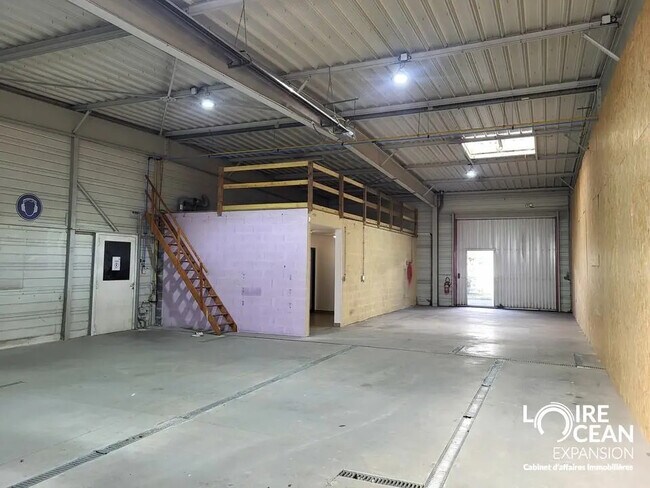 Plus de détails pour Local d'activités à louer