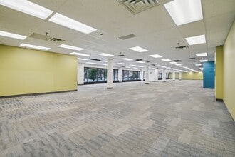 5199 Rue Sherbrooke E, Montréal, QC à louer Photo intérieure– Image 2 sur 2