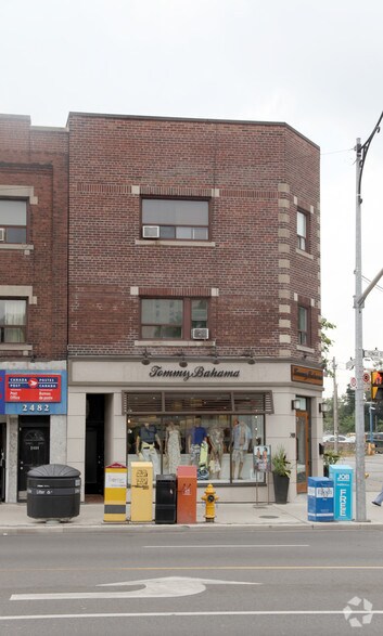 11 Castlefield Av, Toronto, ON à louer - Photo de l’immeuble – Image 2 sur 5
