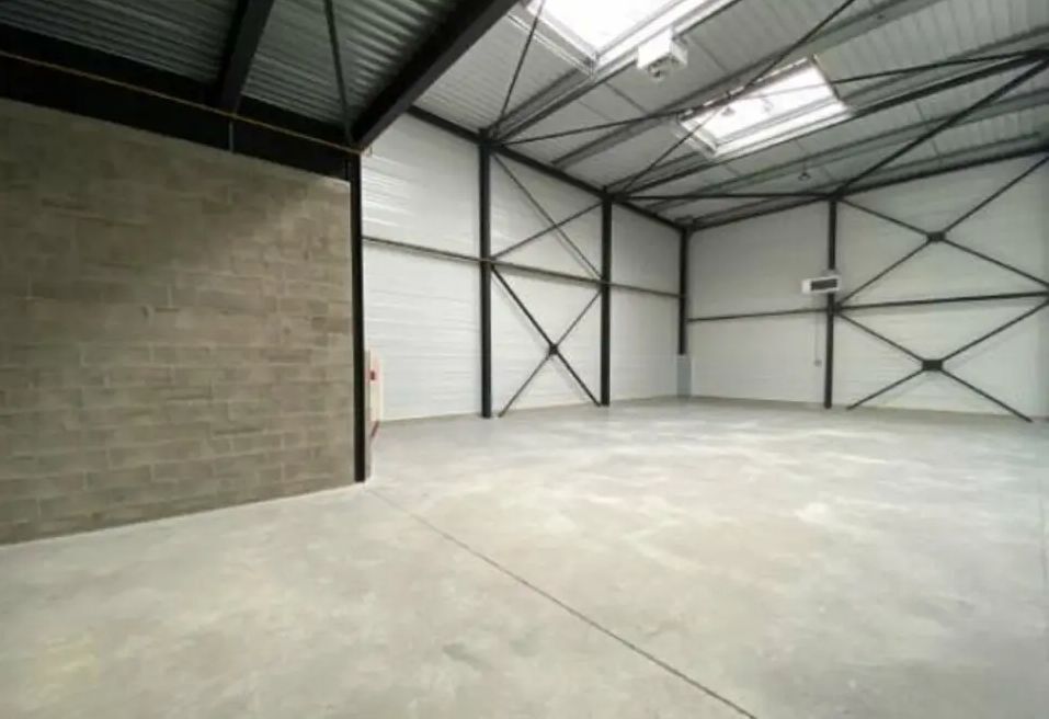 Local d'activités dans Stains à vendre Photo intérieure– Image 1 sur 6
