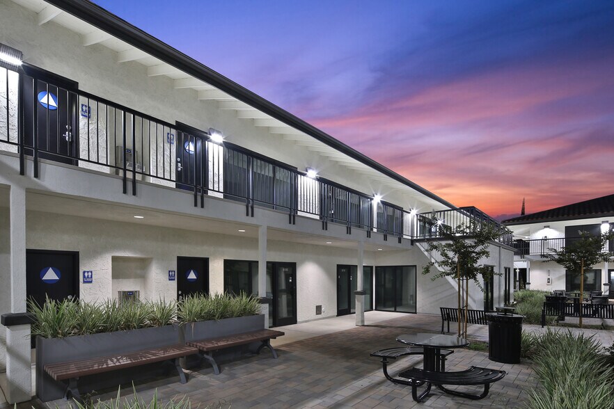 13017 Artesia Blvd, Cerritos, CA à louer - Photo de l’immeuble – Image 2 sur 7