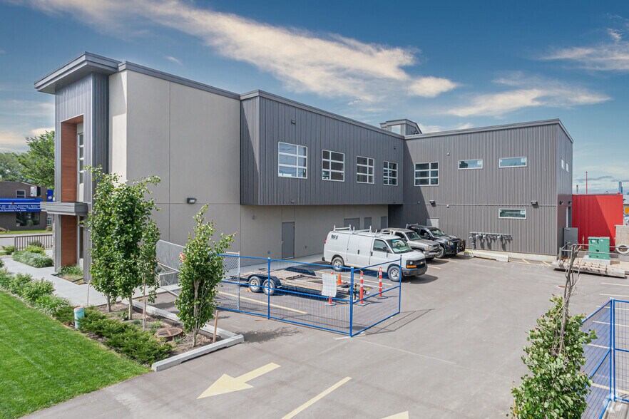 6501 Calgary Trl NW, Edmonton, AB à louer - Photo de l’immeuble – Image 2 sur 6